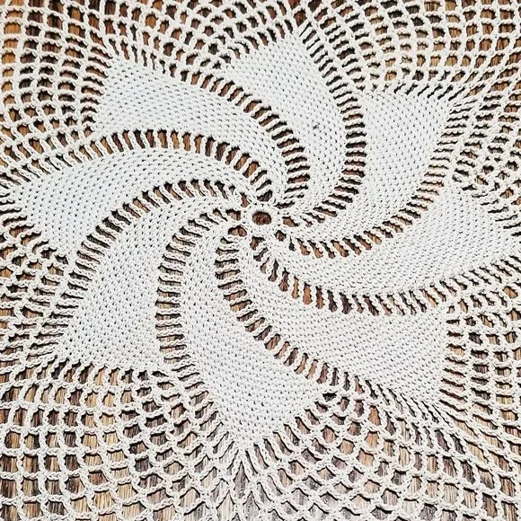 Vintage Style New Hand Crafted Comets Tail 18" Natural Colored Doily - Picture 2 of 3